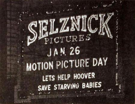 Uno de los grandes carteles ubicados en Nueva York promoviendo la ayuda.