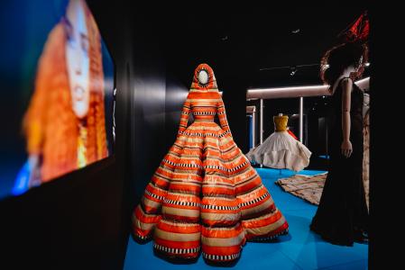 Versalles siglo XXI: el MOMU se ha especializado en exhibir moda atrevida y que rompe moldes