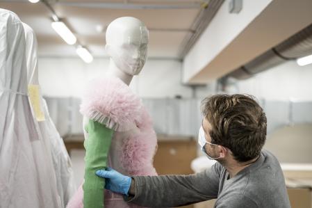 Frédéric Boutié, jefe del departamento de maniquíes, monta un vestido de Walter van Beirendonck
