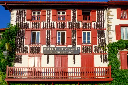 Una casa de Espelette con los típicos pimientos locales secándose en la pared de la fachada