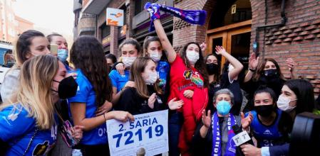 Jugadoras del Atlético Basauri Eskubaloia, junto a la administración de lotería en la que se ha venido el segundo premio de la Lotería de Navidad.