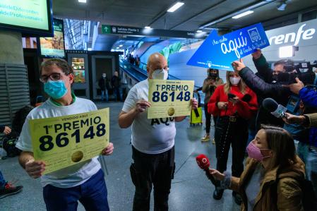 Los trabajadores del establecimiento de Atocha donde se ha vendido el Gordo