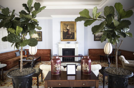 La decoración es de estilo señorial.