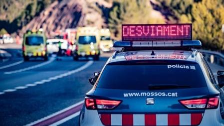 Un coche de los Mossos d'Esquadra obliga a desviarse a los vehículos a causa de un accidente 