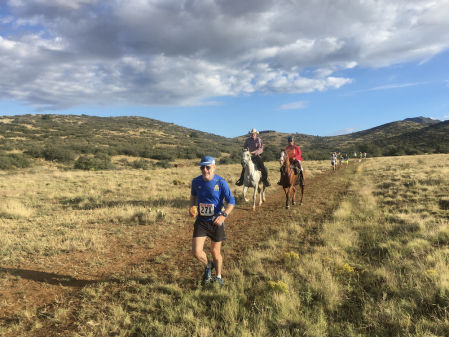 Lieberman participó en un carrera contra caballos... y consiguió sobrepasar a más de la mitad, lo que demuestra la resistencia física humana