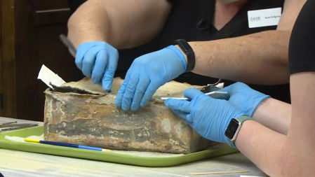 El personal que retiró la estatua del general Lee no pudo encontrar la cápsula hasta unos meses más tarde, cuando la descubrió metida a unos seis metros de la base del pedestal.