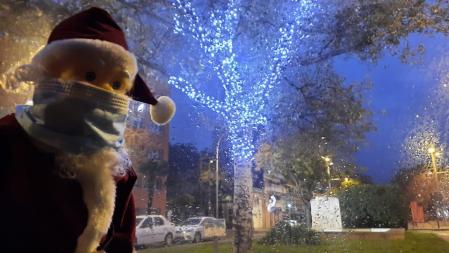 Papa Noel con la iluminación navideña en Gavà.
