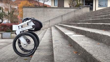 Ascento Pro, así es el robot autónomo rodante que sube escaleras y salta obstáculos.