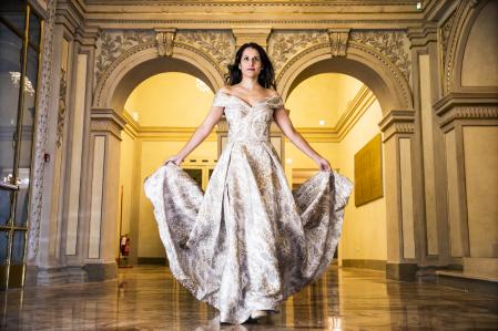 Sara Blanch en los corredores del edificio de la ópera