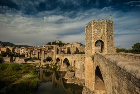 Un imponente puente de piedra da la bienvenida a esta bellísima villa medieval de Besalú&nbsp;