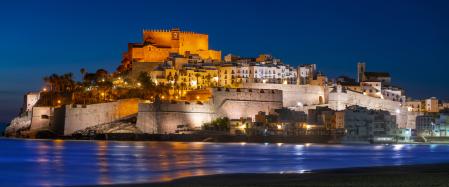 Peñíscola (Castellón). Es uno de los pueblos más conocidos de la Costa de Azahar. Su casco antiguo amurallado, construido en una península rocosa y coronado por un castillo templario del siglo XII, lo ha convertido en plató de numerosas películas y series