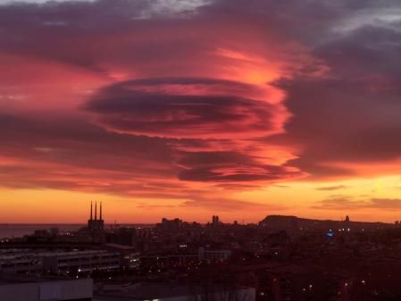 Espectáculo de nubes lenticulares en Barcelona.