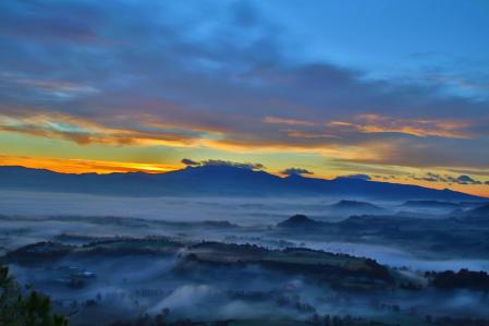 Santa Eulàlia de Riuprimer entre la niebla.