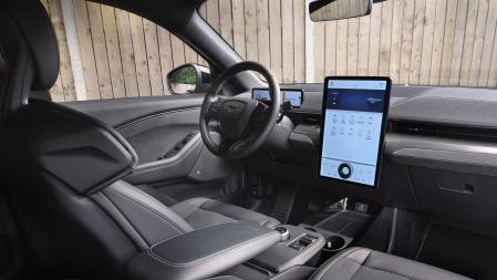 Los asientos son deportivos y una enorme pantalla central preside el salpicadero