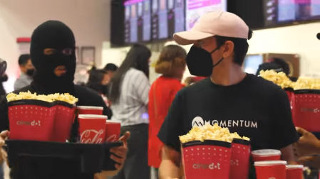 El ''youtuber' Lucky Masked en el estreno de 'Spiderman: No way home'