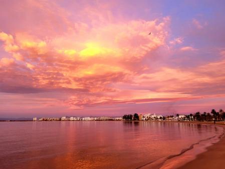 Luminoso amanecer de invierno en la playa de Roses.