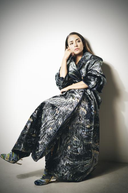 Abrigo en terciopelo acolchado con motivo marmolado,
cinturón a juego y botines Fendi First, todo de Fendi.
Anillos de la colección LV Volt, de Louis Vuitton.