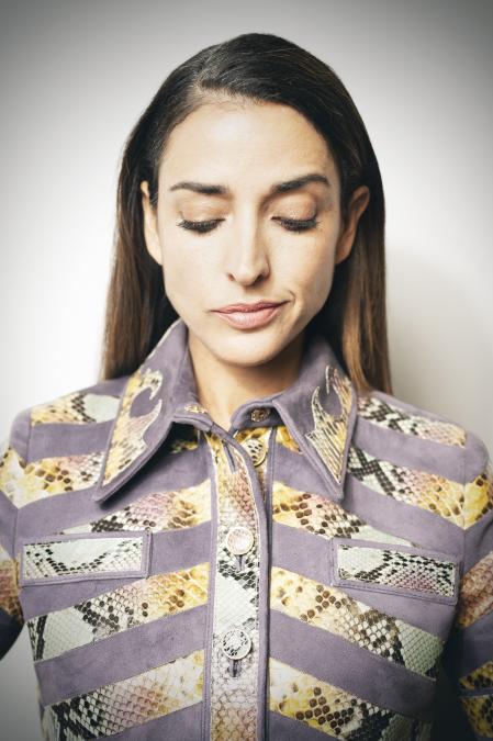 Chaqueta	de	tiras	de	pitón	y	ante	con	cuello	estilo	country,	de	Teresa	
Helbig.