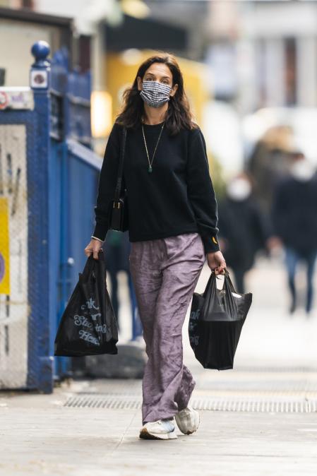 Katie Holmes con los pantalones anchos de seda