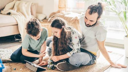 Los niños disfrutan más cuando los padres participan en sus juegos.