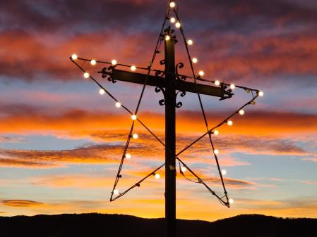 La cruz del Clascar de Malla al amanecer.