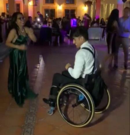 La discapacidad del bailarín no le impidió convertirse en el alma de la fiesta