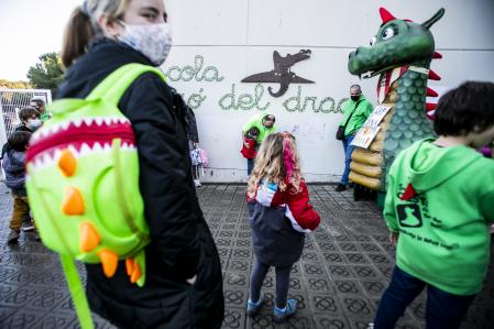 Los padres no deben relajarse: no hay que llevar a los hijos al colegio si tiene síntomas