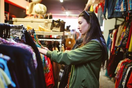 Mujer comprando en una tienda de ropa de segunda mano.