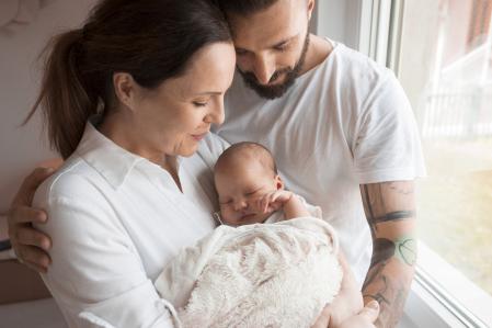 Padres observando a su recién nacido&nbsp;