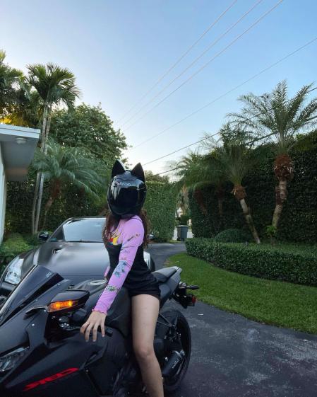 Rosalía con su estilismo que luce con un llamativo casco con orejas de gato