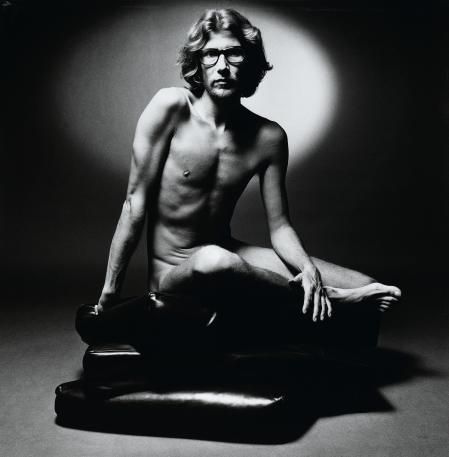 Hay (al menos) cuatro grandes fotos de Sieff a YSL: vestido de cuero; con camisa arremangada; con los pies desnudos y en esta imagen de 1971 donde el modisto parece un dios humano o viceversa