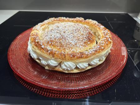 Roscón de hojaldre con cremoso de chocolate con leche y chantilly