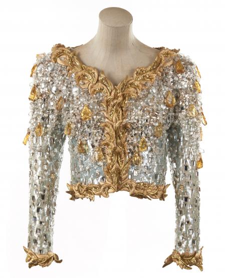 Chaquetilla de organza bordada de oro y pedrería que se titula ‘Homenaje a mi maison’ y que Saint Laurent presentó en 1990