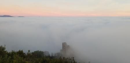 Vistas del mar de niebla desde el castillo de Verdera.
