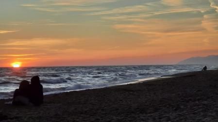 Contemplando el primer atardecer de 2022 en la playa de Gavà.