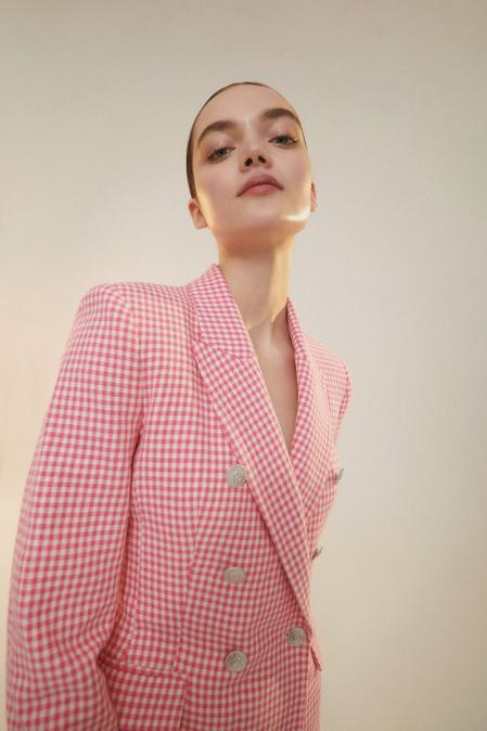 Blazer de pata de gallo rosa de Zara