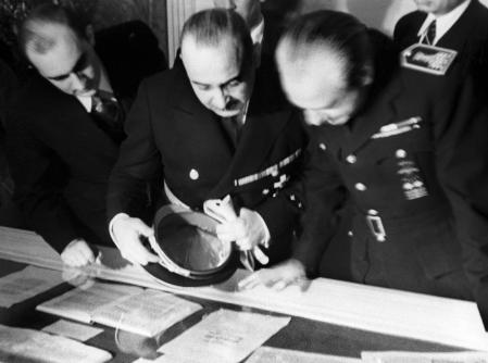 Josef Hans Lazar (izqda.) da explicaciones a Ramón Serrano Suñer en la inauguración de una exposición de la embajada alemana. Madrid, 1941.