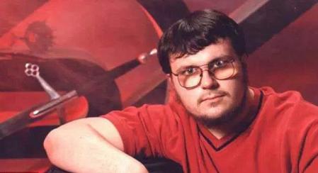 Brady Oestrike con algunas de sus armas