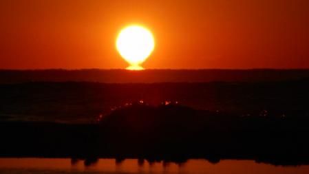 Efecto Omega o jarrón etrusco al amanecer en la playa de Gavà.