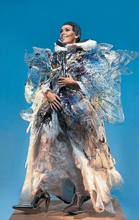 AME6961. MADRID (ESPAÑA), 31/12/2021.- Fotografía cedida por Equipo Singular donde aparece Cristina Pedroche con el vestido que ha lucido para dar las campanadas de Año Nuevo en Antena3, hoy, en Madrid (España). Pedroche ha utilizado un diseño de Manuel Piñas con capa de Buj Studio y casco y complementos de Manuel Albarrán, todo ello bajo la dirección estilística de Josie. EFE/ Juan Borgognoni /Equipo Singular/ SOLO USO EDITORIAL/ SOLO DISPONIBLE PARA ILUSTRAR LA NOTICIA QUE ACOMPAÑA (CRÉDITO OBLIGATORIO)