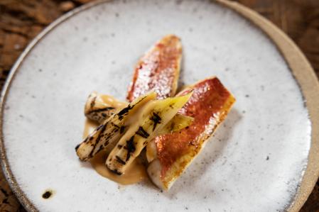 El salmonete sumiso con calçots