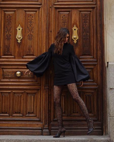 Sara Carbonero con su 'LBD' combinado con medias