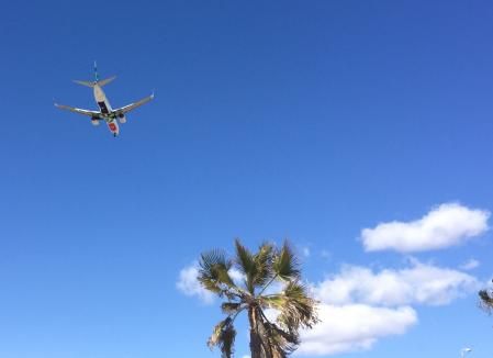 Un avión aterrizando, visto desde la playa del Saladar.