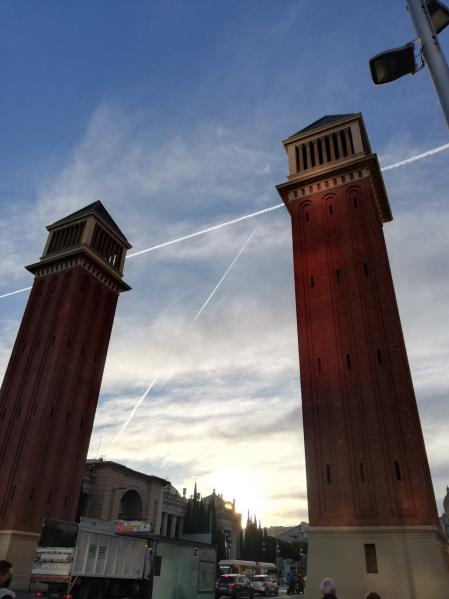 Estelas de condensación sobre las Torres Venecianas.