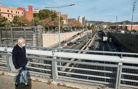 FOTO ALEX GARCIA TRAMO DE LA RONDA DE DALT CUBIERTA EN VALL DE HEBRON URBANIZADA CON PERGOLAS Y VEGETACION. EN LA FOTO TRAMO CONTIGUO AUN DESCUBIERTO 2021/12/30