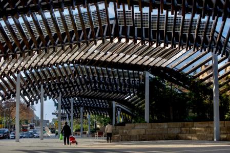 FOTO ALEX GARCIA TRAMO DE LA RONDA DE DALT CUBIERTA EN VALL DE HEBRON URBANIZADA CON PERGOLAS Y VEGETACION 2021/12/30