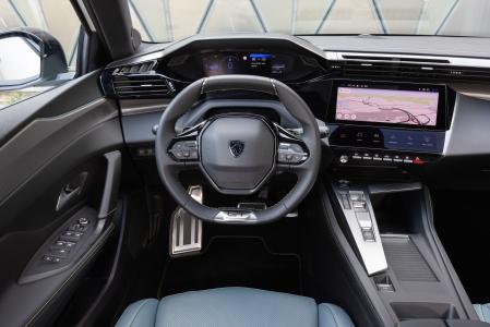 La nueva evolución del i-Cockpit ofrece una ergonomía mejorada y mayor seguridad; es más intuitivo y la pantalla es totalmente configurable&nbsp;