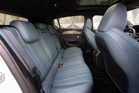 La banqueta trasera puede albergar a tres ocupantes, aunque el central es el que cuenta con menor espacio para colocar las piernas&nbsp;