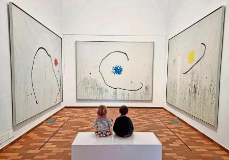 Niños admirando la obra de Miró.