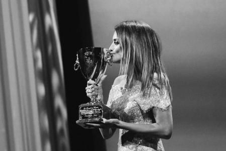 Penelope Cruz recibe la Coppa Volpi for como mejor actriz por 'Madres paralelas'
